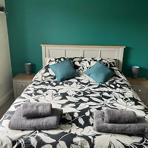 Claygate Place - Entire 2 Bed House, Off Street Parking - Perfect For Breaks Or Contractors Holiday home